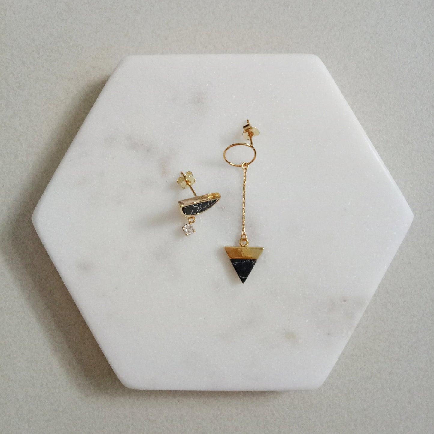 Curatelier Faith Asymmetrical Black Marble Stud Chain Earrings
